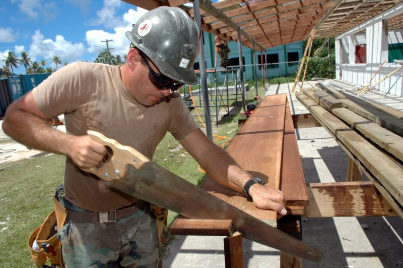 menuisier-BELVEDERE-min_worker_construction_building_carpenter_male_job_build_helmet-893290